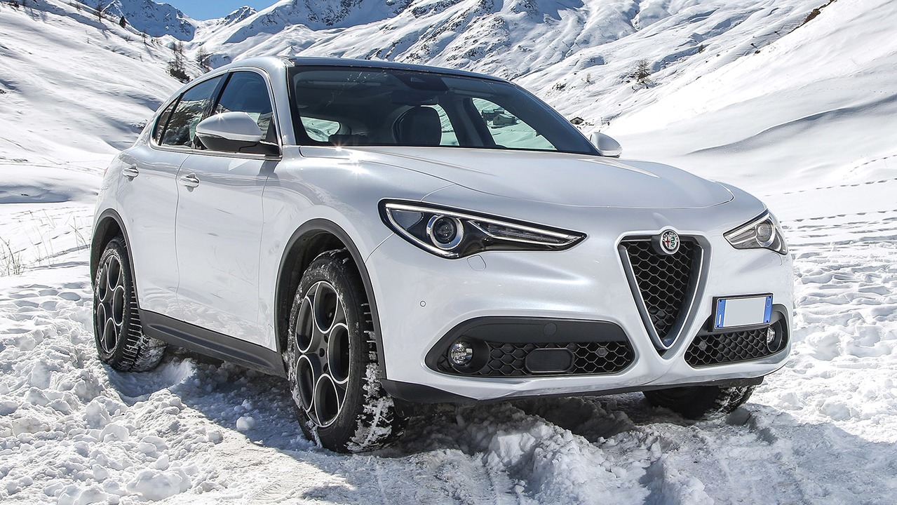 ALFA ROMEO Stelvio 2.2 T.d. 160CV AT8 RWD Sprint Foto e Immagini