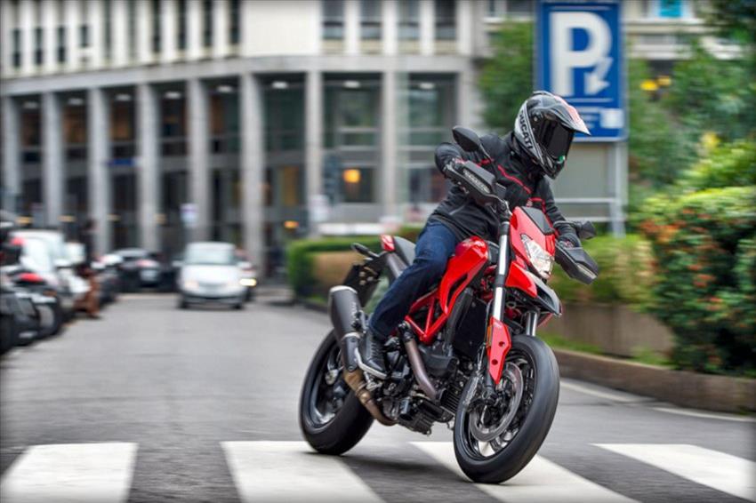 Ducati Hypermotard 939 (Ducati Red)